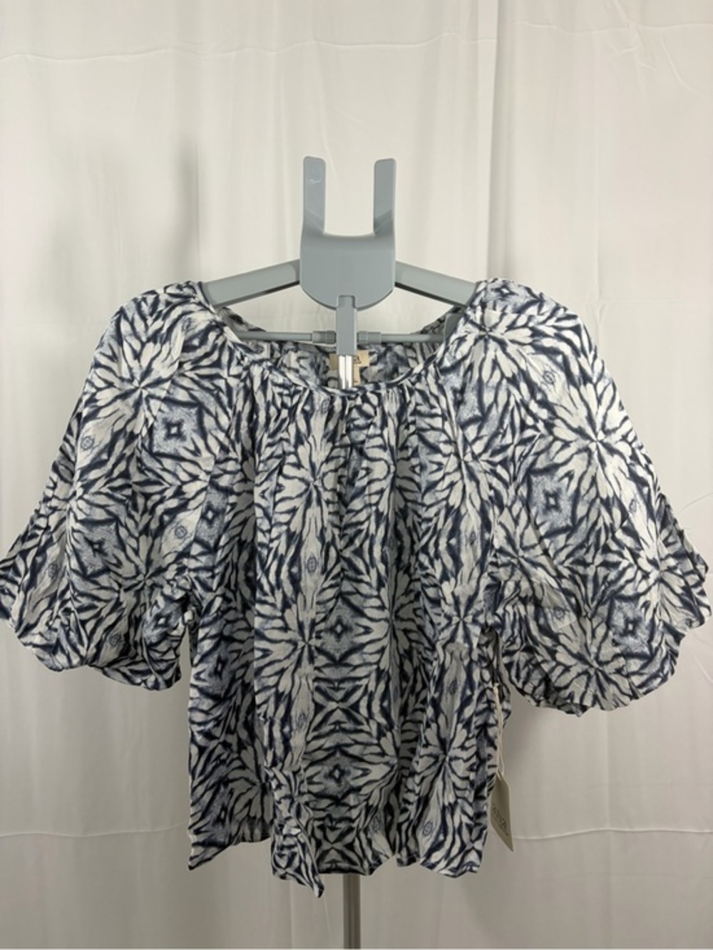 NWT A.N.A. Women's Size XXL Blue and White Patterned Puff-Sleeve Blouse